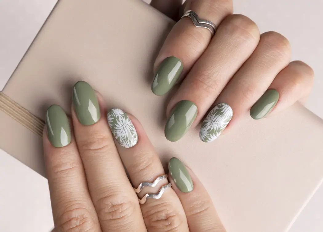 Zielony lakier hybrydowy – 3 pomysły na różnorodny manicure w tym kolorze!