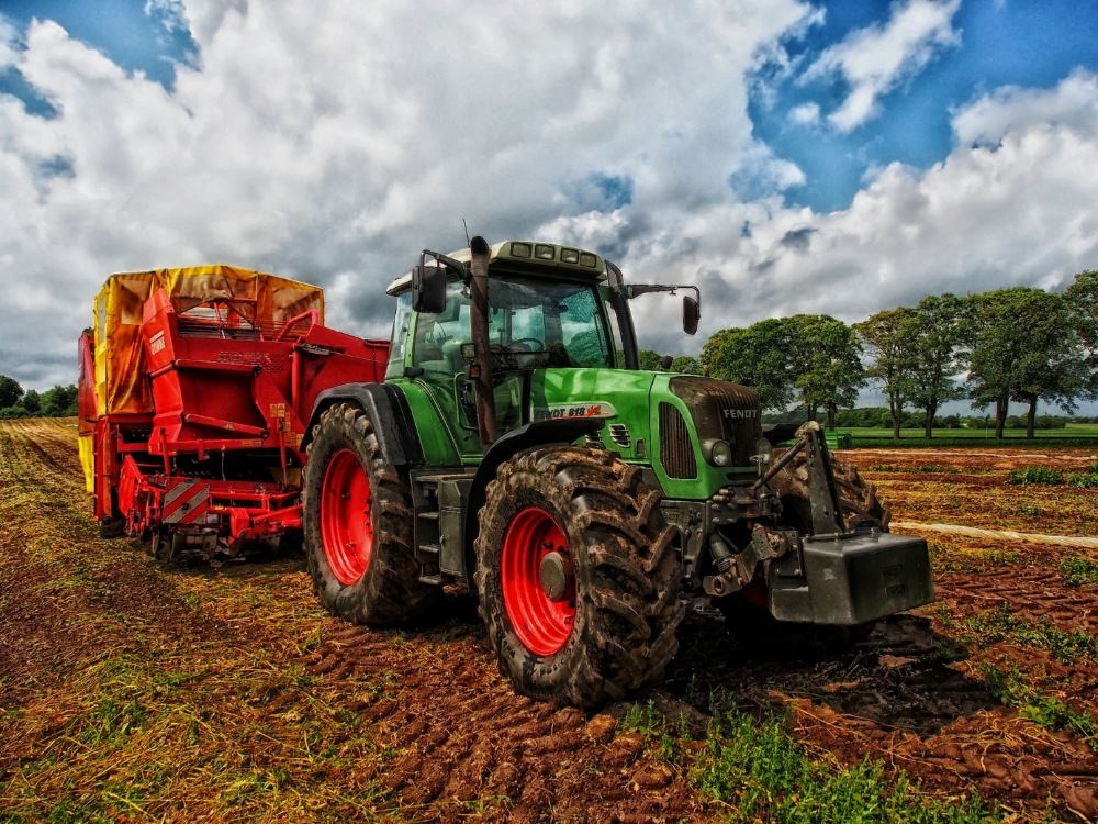 Opony do traktora – radialne czy diagonalne?