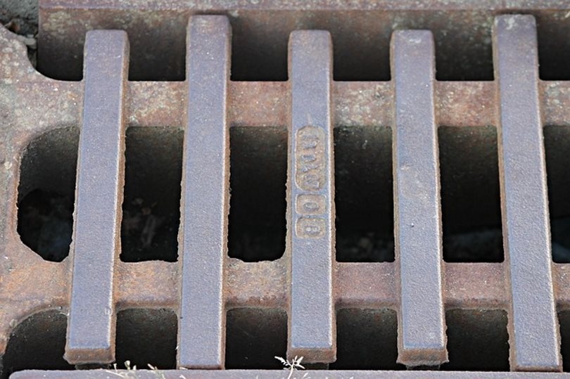 Odwodnienia nierdzewne czy plastikowe?  zalety i wady tych rozwiązań