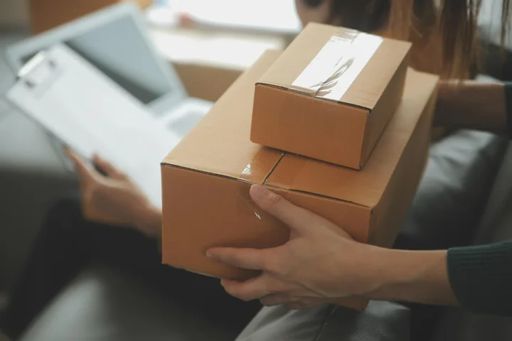 Które firmy kurierskie oferują najtańszą paczkę do Chin i co warto sprawdzić przed wysyłką?