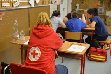 Na czym polega stała obsługa BHP dla firm i kiedy warto ją zlecić na zewnątrz?