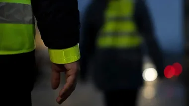 Po zmroku pieszy w ciemnym ubraniu jest słabiej widoczny. Pomagają odblaski