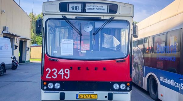 Czerwony autobus na ulicach Sosnowca
