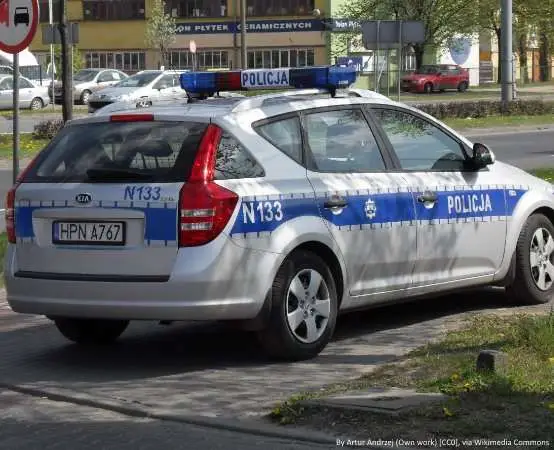 Znalazł kartę i płacił nią w sklepach. Policja zatrzymała mieszkańca Sosnowca
