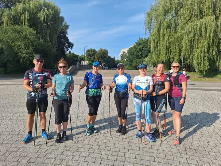 Obrazek przedstawia grafikę promocyjną wydarzenia Nordic walking dla każdego w Sosnowcu – trening na Stawikach