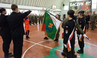 Uroczyste ślubowanie pierwszaków VII LO – przemarsz i orkiestra przed dworcem