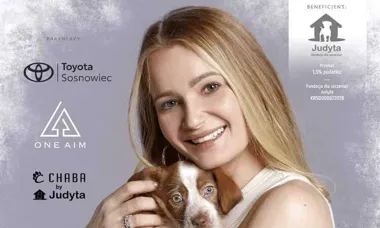 Gwiazdy i uratowane psy w Mediatece. Ten kalendarz pomaga od dekady