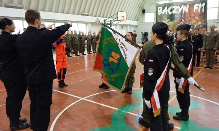 Uroczyste ślubowanie pierwszaków VII LO – przemarsz i orkiestra przed dworcem