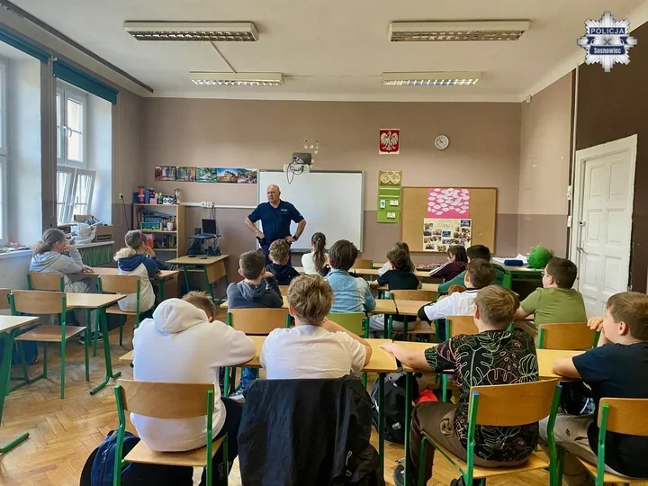 Hejt nie znika w sieci - policjant z Sosnowca ostrzegł uczniów