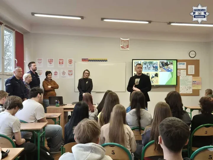 W Ostrowach Górniczych policjanci ostrzegli uczniów przed cichą przemocą w sieci