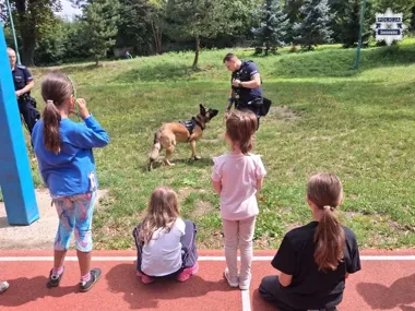 Mopsikobus w Milowicach. Policjanci pokazali dzieciom, jak uniknąć zagrożeń
