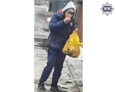 Na Stalowej zaatakował 67-latkę i zabrał jej torebkę - policja szuka go po wizerunku