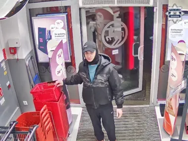 Monitoring w drogerii nagrał sprawcę - policja szuka go w Sosnowcu