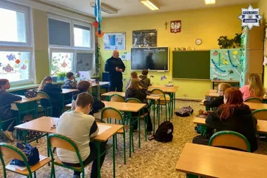 Policjant z Wydziału Prewencji zmroził uczniów - mówiono o konsekwencjach