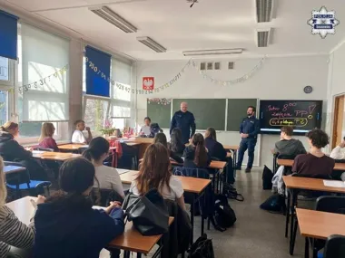 Policja wkroczyła do VI LO - młodzież usłyszała o hejcie i narkotykach