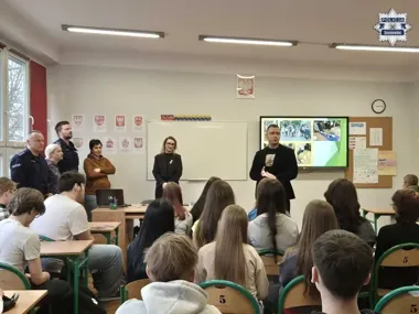W Ostrowach Górniczych policjanci ostrzegli uczniów przed cichą przemocą w sieci