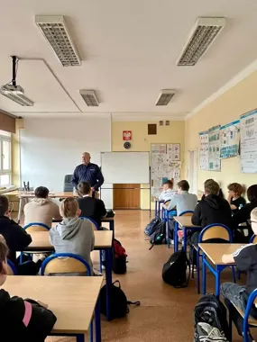 Kolejówka usłyszała gorzką lekcję - policjant uderzył w alkohol i narkotyki