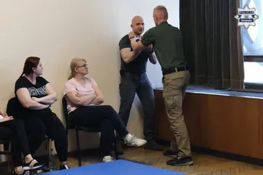 Agresywny pacjent w szpitalu - policja pokazała personelowi, jak reagować