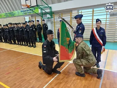 Policjanci weszli na szkolną uroczystość - maturzyści usłyszeli ważne słowa