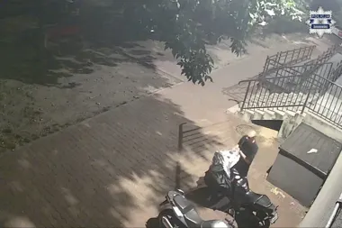 Nocny atak na motocykl w Sosnowcu - policja pokazuje nagranie sprawcy