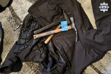 Wtargnęli do pokoju hotelowego - pobili mężczyznę i zapłacili skradzioną kartą