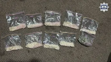 W dwóch mieszkaniach w Będzinie policjanci znaleźli ponad kilogram narkotyków
