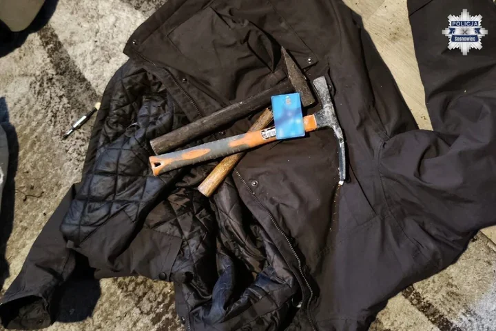 Wtargnęli do pokoju hotelowego - pobili mężczyznę i zapłacili skradzioną kartą